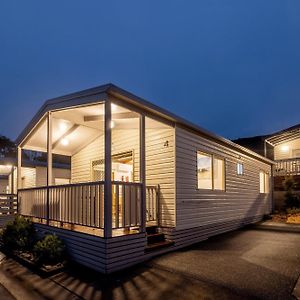 Deluxe Two-Bedroom Cabin 5 Guests
